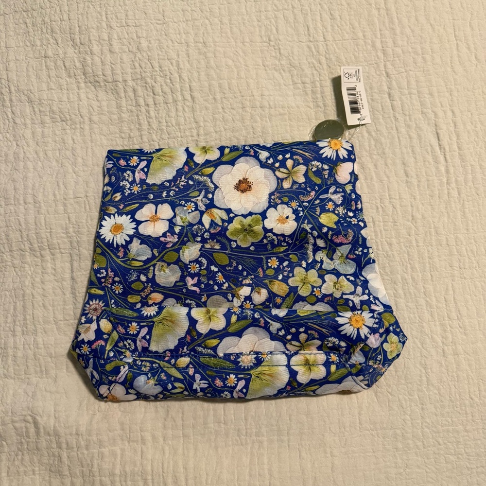 NWT ESTEE LAUDER TOILETRY POUCH - Picture 2 of 3
